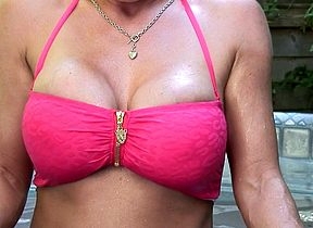 Dampness chubby breasted British MILF carryingon here themselves