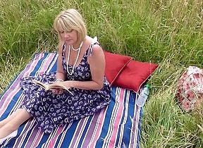 British housewife enjoys outdoor coition